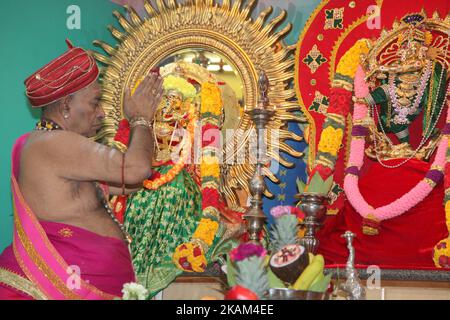 Der tamilische Hindu-Priester verrichtet am 10. März 2017 besondere Gebete zu Ehren von Lord Shiva während des Masi Magam Festivals in einem tamilischen Hindu-Tempel in Toronto, Ontario, Kanada. Das Masi Magam Festival (Masi Makam Festival, Masi Makam Festival) ist ein wichtiges tamilisches Festival, das Lord Shiva ehrt. (Foto by Creative Touch Imaging Ltd./NurPhoto) *** Bitte nutzen Sie die Gutschrift aus dem Kreditfeld *** Stockfoto