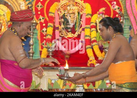 Tamilische Hindu-Priester verrichten am 10. März 2017 besondere Gebete zu Ehren von Lord Shiva während des Masi Magam Festivals in einem tamilischen Hindu-Tempel in Toronto, Ontario, Kanada. Das Masi Magam Festival (Masi Makam Festival, Masi Makam Festival) ist ein wichtiges tamilisches Festival, das Lord Shiva ehrt. (Foto by Creative Touch Imaging Ltd./NurPhoto) *** Bitte nutzen Sie die Gutschrift aus dem Kreditfeld *** Stockfoto