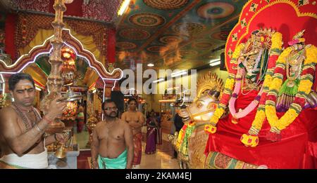 Der tamilische Hindu-Priester verrichtet am 10. März 2017 besondere Gebete zu Ehren von Lord Shiva während des Masi Magam Festivals in einem tamilischen Hindu-Tempel in Toronto, Ontario, Kanada. Das Masi Magam Festival (Masi Makam Festival, Masi Makam Festival) ist ein wichtiges tamilisches Festival, das Lord Shiva ehrt. (Foto by Creative Touch Imaging Ltd./NurPhoto) *** Bitte nutzen Sie die Gutschrift aus dem Kreditfeld *** Stockfoto