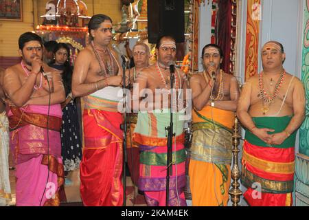 Tamilische Hindu-Priester, die am 10. März 2017 während des Masi Magam Festivals in einem tamilischen Hindu-Tempel in Toronto, Ontario, Kanada, besondere Gebete singen. Das Masi Magam Festival (Masi Makam Festival, Masi Makam Festival) ist ein wichtiges tamilisches Festival, das Lord Shiva ehrt. (Foto by Creative Touch Imaging Ltd./NurPhoto) *** Bitte nutzen Sie die Gutschrift aus dem Kreditfeld *** Stockfoto