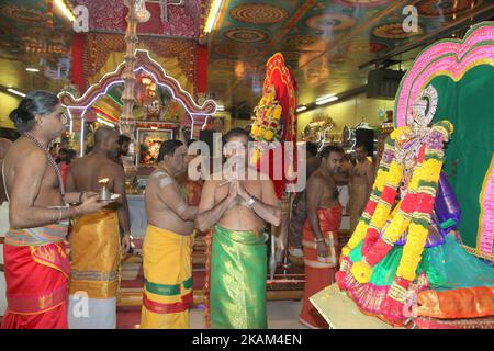 Tamilischer Hindu-Priester betet am 10. März 2017 während des Masi Magam Festivals in einem tamilischen Hindu-Tempel in Toronto, Ontario, Kanada. Das Masi Magam Festival (Masi Makam Festival, Masi Makam Festival) ist ein wichtiges tamilisches Festival, das Lord Shiva ehrt. (Foto by Creative Touch Imaging Ltd./NurPhoto) *** Bitte nutzen Sie die Gutschrift aus dem Kreditfeld *** Stockfoto