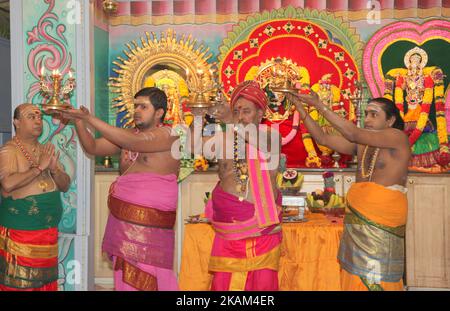 Tamilische Hindu-Priester verrichten am 10. März 2017 besondere Gebete zu Ehren von Lord Shiva während des Masi Magam Festivals in einem tamilischen Hindu-Tempel in Toronto, Ontario, Kanada. Das Masi Magam Festival (Masi Makam Festival, Masi Makam Festival) ist ein wichtiges tamilisches Festival, das Lord Shiva ehrt. (Foto by Creative Touch Imaging Ltd./NurPhoto) *** Bitte nutzen Sie die Gutschrift aus dem Kreditfeld *** Stockfoto
