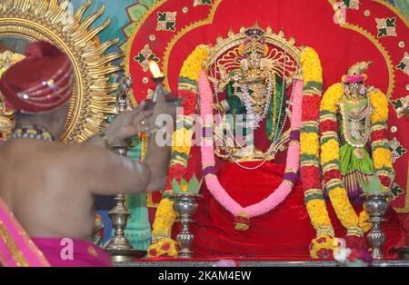 Der tamilische Hindu-Priester verrichtet am 10. März 2017 besondere Gebete zu Ehren von Lord Shiva während des Masi Magam Festivals in einem tamilischen Hindu-Tempel in Toronto, Ontario, Kanada. Das Masi Magam Festival (Masi Makam Festival, Masi Makam Festival) ist ein wichtiges tamilisches Festival, das Lord Shiva ehrt. (Foto by Creative Touch Imaging Ltd./NurPhoto) *** Bitte nutzen Sie die Gutschrift aus dem Kreditfeld *** Stockfoto