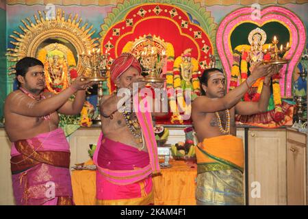 Tamilische Hindu-Priester verrichten am 10. März 2017 besondere Gebete zu Ehren von Lord Shiva während des Masi Magam Festivals in einem tamilischen Hindu-Tempel in Toronto, Ontario, Kanada. Das Masi Magam Festival (Masi Makam Festival, Masi Makam Festival) ist ein wichtiges tamilisches Festival, das Lord Shiva ehrt. (Foto by Creative Touch Imaging Ltd./NurPhoto) *** Bitte nutzen Sie die Gutschrift aus dem Kreditfeld *** Stockfoto