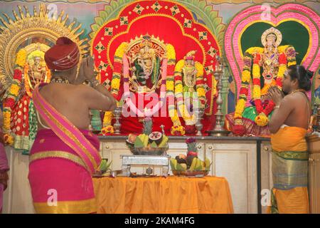 Tamilische Hindu-Priester verrichten am 10. März 2017 besondere Gebete zu Ehren von Lord Shiva während des Masi Magam Festivals in einem tamilischen Hindu-Tempel in Toronto, Ontario, Kanada. Das Masi Magam Festival (Masi Makam Festival, Masi Makam Festival) ist ein wichtiges tamilisches Festival, das Lord Shiva ehrt. (Foto by Creative Touch Imaging Ltd./NurPhoto) *** Bitte nutzen Sie die Gutschrift aus dem Kreditfeld *** Stockfoto
