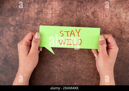 Konzeptionelle Bildunterschrift Stay Wild. Business-Ansatz Krankheitsbewusstsein Kampagne zur Verringerung der COVID19 Fälle Mann mit Tablet zeigt auf Einen Globus Stockfoto