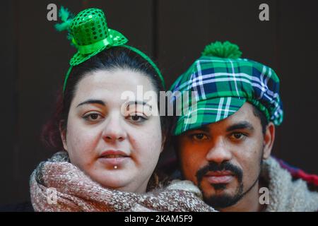 Federica und Dairon aus Italien genießen Dublin am Vorabend des St. Patrick's Day. Am Donnerstag, den 16. März 2017, in Dublin, Irland. (Foto von Artur Widak/NurPhoto) *** Bitte nutzen Sie die Gutschrift aus dem Kreditfeld *** Stockfoto