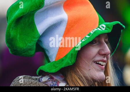 Eine junge Dame aus der Region genießt Céilí Tänze im Freien am Vorabend des St. Patrick's Day. Am Donnerstag, den 16. März 2017, in Dublin, Irland. (Foto von Artur Widak/NurPhoto) *** Bitte nutzen Sie die Gutschrift aus dem Kreditfeld *** Stockfoto