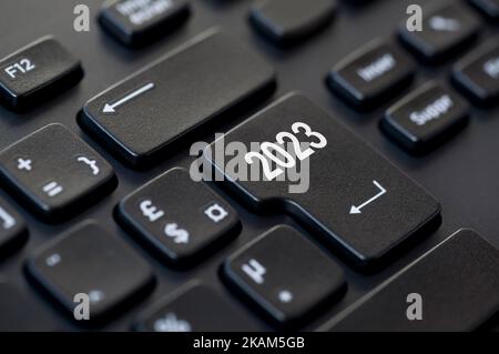 2023 geschrieben auf ENTER-Taste auf einer Computertastatur, Geschäftsneujahresstart Illustration Stockfoto