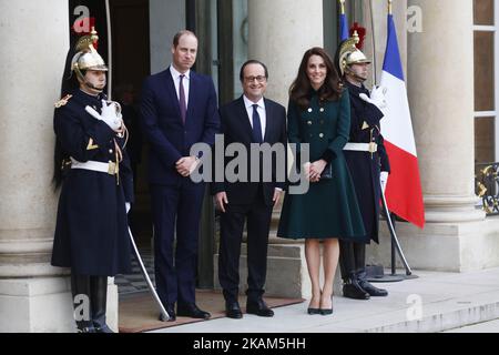 Catherine, Herzogin von Cambridge (R) und ihr Ehemann Prinz William, Herzog von Cambridge (L), verlassen das Schloss nach ihrem Treffen mit dem französischen Präsidenten Francois Hollande (C) am 17. März 2017 in Paris, Frankreich. Kate und William werden zwei Tage in der französischen Hauptstadt verbringen, um die seit dem Brexit etwas erschütterten französisch-britischen Beziehungen zu stärken. (Foto von Mehdi Taamallah / Nurphoto) *** Bitte nutzen Sie die Gutschrift aus dem Kreditfeld *** Stockfoto