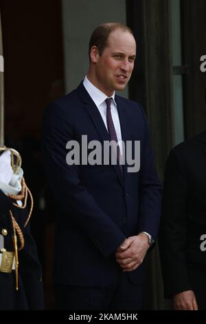 Prinz William, Herzog von Cambridge, posiert an der Seite seiner Frau Catherine, Herzogin von Cambridge (nicht abgebildet), vor ihrem Treffen mit dem französischen Präsidenten Francois Hollande (nicht abgebildet) am 17. März 2017 im Elysee-Palast in Paris, Frankreich. Kate und William werden zwei Tage in der französischen Hauptstadt verbringen, um die seit dem Brexit etwas erschütterten französisch-britischen Beziehungen zu stärken. (Foto von Mehdi Taamallah / Nurphoto) *** Bitte nutzen Sie die Gutschrift aus dem Kreditfeld *** Stockfoto