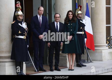 Prinz William, Herzog von Cambridge und Catherine, Herzogin von Cambridge treffen sich am 17. März 2017 in Paris, Frankreich, mit Präsident Francois Hollande im Elysee Palace. Der Herzog und die Herzogin sind auf einer zweitägigen Tour durch Frankreich. Am 17. März 2017. (Foto von Mehdi Taamallah / Nurphoto) *** Bitte nutzen Sie die Gutschrift aus dem Kreditfeld *** Stockfoto