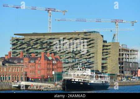 Eine allgemeine Ansicht des neuen Hauptquartiers der Zentralbank in Dublins Docklands mit dem schwimmenden Bar-Restaurant MV Cill Airne vor dem Hotel. Am Montag, den 20. März 2017, in Dublin, Irland. (Foto von Artur Widak/NurPhoto) *** Bitte nutzen Sie die Gutschrift aus dem Kreditfeld *** Stockfoto