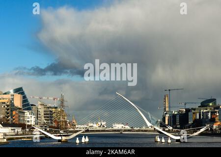 Ein Blick auf die Wolken über Dublins Stadtzentrum, als der Met Eireann am 21. März 2017 eine Schneeeiswarnung für Irland ausgab, bei der die Temperaturen nach Einbruch der Dunkelheit sinken werden. (Foto von Artur Widak/NurPhoto) *** Bitte nutzen Sie die Gutschrift aus dem Kreditfeld *** Stockfoto