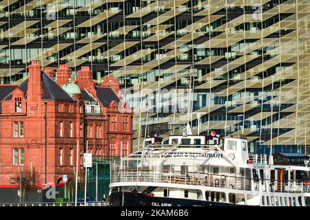 Ein Blick auf das Fragment des neuen Hauptquartiers der Zentralbank in Dublins Docklands mit dem schwimmenden Bar-Restaurant MV Cill Airne vor dem Hotel. Am Montag, den 20. März 2017, in Dublin, Irland. (Foto von Artur Widak/NurPhoto) *** Bitte nutzen Sie die Gutschrift aus dem Kreditfeld *** Stockfoto