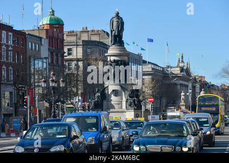 Blick auf den geschäftigen Verkehr auf der O'Connell Street in Dublin. Am Montag, den 20. März 2017, in Dublin, Irland. (Foto von Artur Widak/NurPhoto) *** Bitte nutzen Sie die Gutschrift aus dem Kreditfeld *** Stockfoto