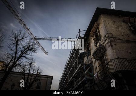 Ein beschädigtes Gebäude im historischen Zentrum von L'Aquila, am 21. März 2017. Der achte Jahrestag des Erdbebens von L'Aquila wird am 06. April 2017 begangen und erinnert an den Tod von fast 300 Menschen, als das Erdbeben die Stadt L'Aquila, Italien, verwüstet hat. Am Montag, den 6.. April 2009, erschütterte ein schweres Erdbeben der Stärke 5,8 auf der Richterskala die mittelitalienische Stadt LAquila und ihre umliegenden Dörfer. (Foto von Manuel Romano/NurPhoto) *** Bitte benutzen Sie die Gutschrift aus dem Kreditfeld *** Stockfoto