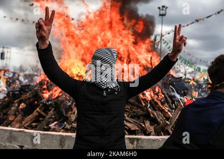 Kurdische Männer flashen während der Newroz-Feierlichkeiten am 21. März 2017 in Diyarbakir, Türkei, V-Zeichen. Tausende Kurden versammeln sich zum Frühlingsfest von Newroz in Diyarbakir im Südosten der Türkei (Foto: Emrah Oprukcu/NurPhoto) *** Bitte benutzen Sie das Credit from Credit Field *** Stockfoto