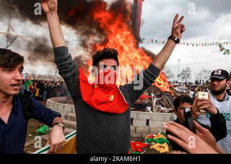 Kurdische Männer flashen während der Newroz-Feierlichkeiten am 21. März 2017 in Diyarbakir, Türkei, V-Zeichen. Tausende Kurden versammeln sich zum Frühlingsfest von Newroz in Diyarbakir im Südosten der Türkei (Foto: Emrah Oprukcu/NurPhoto) *** Bitte benutzen Sie das Credit from Credit Field *** Stockfoto