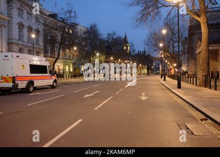 Das Zentrum Londons wird gesperrt, als am 22. März 2017 ein mutmaßlicher Terroranschlag Westminster trifft. Ein Polizeibeamter und eine Frau wurden in der Nähe des Parlaments im Zentrum von London bei einem Vorfall getötet, den Scotland Yard als terroristischen Vorfall behandelt. Das Gebiet in der Nähe des Parlaments, einschließlich der Westminster Bridge, wurde evakuiert. *** Bitte verwenden Sie Credit from Credit Field *** Stockfoto