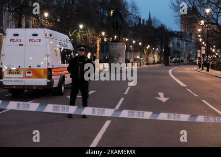 Das Zentrum Londons wird gesperrt, als am 22. März 2017 ein mutmaßlicher Terroranschlag Westminster trifft. Ein Polizeibeamter und eine Frau wurden in der Nähe des Parlaments im Zentrum von London bei einem Vorfall getötet, den Scotland Yard als terroristischen Vorfall behandelt. Das Gebiet in der Nähe des Parlaments, einschließlich der Westminster Bridge, wurde evakuiert. *** Bitte verwenden Sie Credit from Credit Field *** Stockfoto