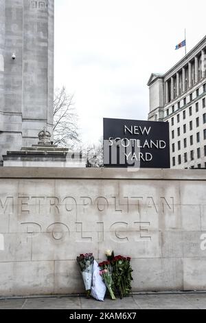 Nach dem gestrigen Angriff, bei dem ein Polizist am 23. März 2017 in London getötet wurde, werden vor dem New Scotland Yard Blumen-Tribute gezollt. Nach dem gestrigen Terroranschlag in London, bei dem ein Auto auf Fußgänger auf der Westminster Bridge und dann auf Geländer vor dem Parlamentsgebäude gefahren wurde, setzte die Polizei die Ermittlungen fort, wo ein Messermann einen Polizeibeamten namens PC Keith Palmer erstochen hatte, der anschließend an seinen Verletzungen starb. Der Angreifer starb auch, nachdem ihn die Sicherheitskräfte beschossen hatten. Zwei weitere Menschen starben bei dem Vorfall und etwa 40 wurden verletzt, einige davon „katastrophal“ Stockfoto