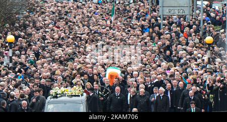 Der Sarg des ehemaligen nordirischen stellvertretenden Ersten Ministers Martin McGuinness bei einer Prozession im Bogside-Viertel Derry auf dem Weg zur St. Columba's Church Longtower zur Requiem-Messe am Donnerstag, dem 23. März 2017, in Londonderry, Nordirland. (Foto von Artur Widak/NurPhoto) *** Bitte nutzen Sie die Gutschrift aus dem Kreditfeld *** Stockfoto