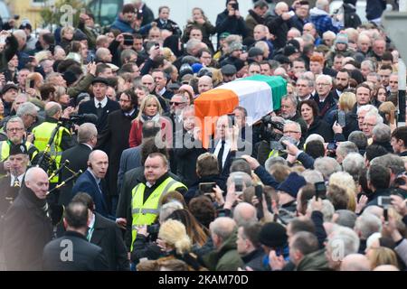 Der Sarg des ehemaligen nordirischen stellvertretenden Ersten Ministers Martin McGuinness bei einer Prozession im Bogside-Viertel Derry auf dem Weg zur St. Columba's Church Longtower zur Requiem-Messe am Donnerstag, dem 23. März 2017, in Londonderry, Nordirland. (Foto von Artur Widak/NurPhoto) *** Bitte nutzen Sie die Gutschrift aus dem Kreditfeld *** Stockfoto