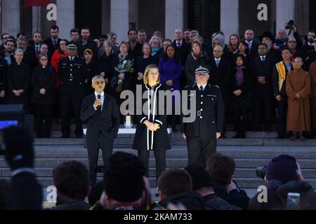 (L-R) Sadiq Khan, der Bürgermeister von London, spricht, während der Innenminister, Amber Rudd, der Parlamentsabgeordnete und der stellvertretende Kommissar der Metropolitan Police, Craig Mackey, während einer Mahnwache bei Kerzenlicht am Trafalgar Square am 23. März 2017 in London, England, aufblicken. Vier Menschen wurden gestern in Westminster, London, bei einem Terroranschlag des „einsamen Wolfs“-Killers Khalid Masood, 52, getötet. Drei der Opfer wurden als PC Keith Palmer, US-Tourist Kurt Cochran aus Utah und Mutter von zwei Aysha Frade benannt. (Foto von Alberto Pezzali/NurPhoto) *** Bitte nutzen Sie die Gutschrift aus dem Kreditfeld *** Stockfoto