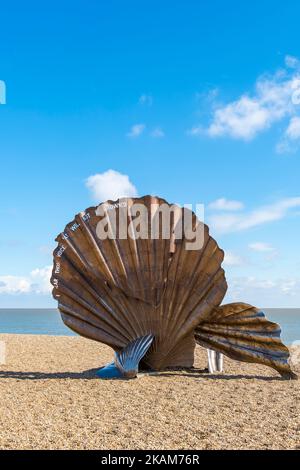 Maggi Hamblings Scallop-Skulptur am Strand von Aldeburgh, suffolk 2022 Stockfoto