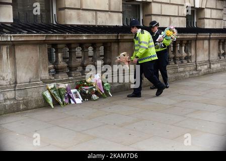 Nach dem gestrigen Anschlag, bei dem ein Polizist getötet wurde, am 23. März 2017 in London, England, gaben britische Verkehrspolizisten auf der Westminster Bridge blumige Ehrungen ab. Nach dem gestrigen Angriff der Houses of Parliament in Westminster wurden vier Menschen getötet und rund 40 Menschen verletzt. (Foto von Karyn Louise/NurPhoto) *** Bitte nutzen Sie die Gutschrift aus dem Kreditfeld *** Stockfoto