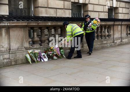 Nach dem gestrigen Anschlag, bei dem ein Polizist getötet wurde, am 23. März 2017 in London, England, gaben britische Verkehrspolizisten auf der Westminster Bridge blumige Ehrungen ab. Nach dem gestrigen Angriff der Houses of Parliament in Westminster wurden vier Menschen getötet und rund 40 Menschen verletzt. (Foto von Karyn Louise/NurPhoto) *** Bitte nutzen Sie die Gutschrift aus dem Kreditfeld *** Stockfoto