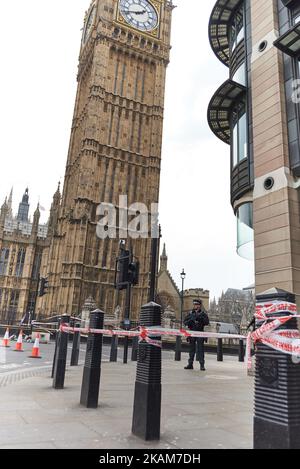 Der Elizabeth Tower, auch bekannt unter dem Namen der Glocke Big Ben, wird durch die Tore am Eingang des Houses of Parliament gesehen, das am 24. März 2017 zwei Tage nach dem Terroranschlag vom 22. März auf die Westminster Bridge und das britische Parlament geschlossen bleibt. Mindestens vier Menschen wurden getötet und 40 verletzt, nachdem sie bei einem Blitzschlag an den Toren der britischen Demokratie, der von der Polizei dem „islamistischen Terrorismus“ zugeschrieben wird, überfahren und erstochen wurden. (Foto von Karyn Louise/NurPhoto) *** Bitte nutzen Sie die Gutschrift aus dem Kreditfeld *** Stockfoto