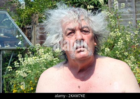 Tag der schlechten Haare. Älterer Mann mit sehr unordentlichen Haaren. Lustig. Stockfoto