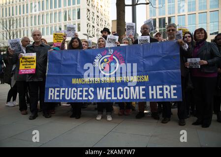 Alex Davidson (hintere Reihe), Präsident des Manchester Trades Union Council, Nahella Ashraf (vordere Reihe, Mitte), antirassistische und Frauenrechtlerin, Dr. Shazad Amin (vordere Reihe, 2. rechts), Cheif Executive Officer of Muslim Engagement and Development und eine beratende Psychiaterin, Cllr Heather Fletcher (vordere Reihe, rechts), Der Ko-Vorsitzende des Greater Manchester Muslim-Jewish Forum und der Stadtrat von Salford für Swinton South nehmen an einer von Muslim Engagement and Development organisierten Demonstration Teil und treten gegen Rassismus ein, um den 'Westminster-Angriff' von 03/22/2017 zu vereidigen und gegen eine Fea zu sprechen Stockfoto