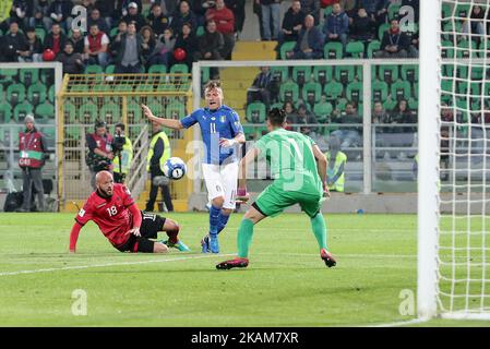 Odise Roshi, aus Albanien, ist mit Ciro unbeweglich aus Italien während der FIFA 2018-WM-Qualifikation zwischen Italien und Albanien im Stadio Renzo Barbera am 24. März 2017 in Palermo. (Foto von Gabriele Marichiolo/NurPhoto) *** Bitte benutzen Sie die Gutschrift aus dem Kreditfeld *** Stockfoto