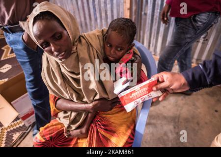 MOGADISCHU, SOMALIA - 25. MÄRZ 2017 - das Zentrum ist voll mit Müttern, die Schlange stehen, um die Erdnusspaste zu erhalten, und Kindern, die gewogen und gescreent werden. (Foto von Maciej Moskwa/NurPhoto) *** Bitte nutzen Sie die Gutschrift aus dem Kreditfeld *** Stockfoto