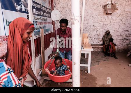 MOGADISCHU, SOMALIA - 25. MÄRZ 2017 - das Zentrum ist voll mit Müttern, die Schlange stehen, um die Erdnusspaste zu erhalten, und Kindern, die gewogen und gescreent werden. (Foto von Maciej Moskwa/NurPhoto) *** Bitte nutzen Sie die Gutschrift aus dem Kreditfeld *** Stockfoto