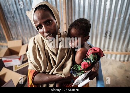 MOGADISCHU, SOMALIA - 25. MÄRZ 2017 - das Zentrum ist voll mit Müttern, die Schlange stehen, um die Erdnusspaste zu erhalten, und Kindern, die gewogen und gescreent werden. (Foto von Maciej Moskwa/NurPhoto) *** Bitte nutzen Sie die Gutschrift aus dem Kreditfeld *** Stockfoto