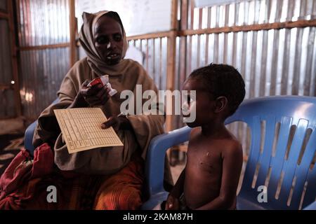 MOGADISCHU, SOMALIA - 25. MÄRZ 2017 - das Zentrum ist voll mit Müttern, die Schlange stehen, um die Erdnusspaste zu erhalten, und Kindern, die gewogen und gescreent werden. (Foto von Maciej Moskwa/NurPhoto) *** Bitte nutzen Sie die Gutschrift aus dem Kreditfeld *** Stockfoto