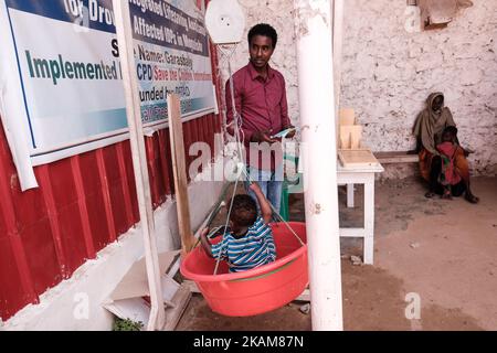 MOGADISCHU, SOMALIA - 25. MÄRZ 2017 - das Zentrum ist voll mit Müttern, die Schlange stehen, um die Erdnusspaste zu erhalten, und Kindern, die gewogen und gescreent werden. (Foto von Maciej Moskwa/NurPhoto) *** Bitte nutzen Sie die Gutschrift aus dem Kreditfeld *** Stockfoto