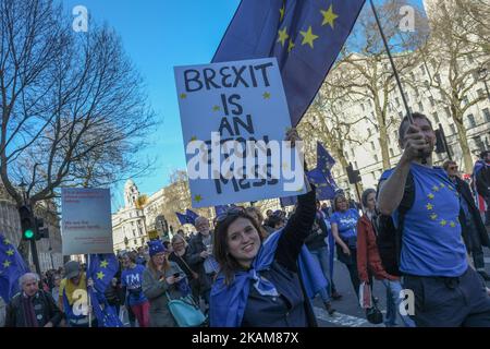 Die Menschen marschieren während des Protestes „Unite for Europe“ auf dem Parliament Square am 25. März 2017 in London, England. Am Mittwoch der nächsten Woche löst die britische Regierung offiziell Artikel 50 aus, der den zweijährigen Prozess für den Austritt Großbritanniens aus der Europäischen Union beginnt. *** Bitte verwenden Sie Credit from Credit Field *** Stockfoto