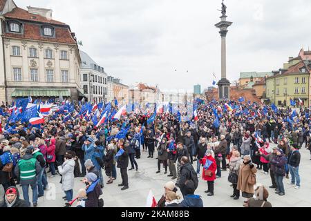 Anlässlich des 60.. Jahrestages des Vertrags von Rom am 25. März 2017 in Warschau, Polen, winken die Menschen EU- und polnische Flaggen (Foto: Mateusz Wlodarczyk/NurPhoto) *** Bitte benutzen Sie die Gutschrift aus dem Kreditfeld *** Stockfoto