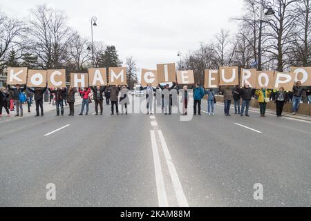 Schild "Ich liebe euch Europa" auf der Straße von Warschau während einer Demonstration zum 60.. Jahrestag des Römischen Vertrags in Warschau, Polen am 25. März 2017 (Foto: Mateusz Wlodarczyk/NurPhoto) *** Bitte benutzen Sie die Gutschrift aus dem Kreditfeld *** Stockfoto