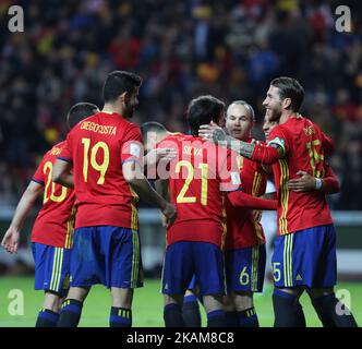 Der spanische Stürmer Diego Costa (#19) und David Silva (#21) werden vom Teamkollegen-Verteidiger Sergio Ramos (R) nach einem Tor beim WM 2018-Qualifikationsspiel der Gruppe G Spanien gegen Israel am 24. März 2017 im El Molinon-Stadion in Gijon gratuliert. (Foto von Ahmad Mora/NurPhoto) *** Bitte nutzen Sie die Gutschrift aus dem Kreditfeld *** Stockfoto