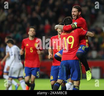 Spaniens Stürmer Diego Costa (#19) wird vom Teamkollegen-Verteidiger Sergio Ramos (R) nach einem Tor beim WM 2018-Qualifikationsspiel der Gruppe G Spanien gegen Israel im El Molinon-Stadion in Gijon am 24. März 2017 gratuliert. (Foto von Ahmad Mora/NurPhoto) *** Bitte nutzen Sie die Gutschrift aus dem Kreditfeld *** Stockfoto