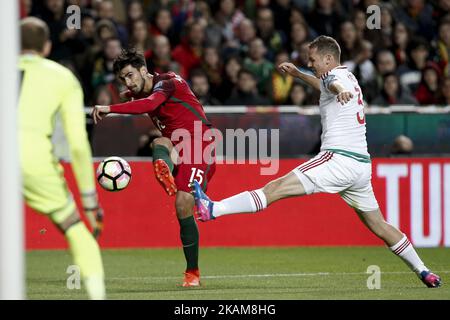 Portugals Mittelfeldspieler Andre Gomes (C) wetteiferte um den Ball mit Ungarns Verteidiger Mihaly Korhut (R) und Ungarns Torwart Peter Gulacsi (L) während des WM 2018-Qualifikationsspiels zwischen Portugal und Ungarn am 25. März 2017 in Lissabon. (Foto von Carlos Palma/NurPhoto) *** Bitte nutzen Sie die Gutschrift aus dem Kreditfeld *** Stockfoto