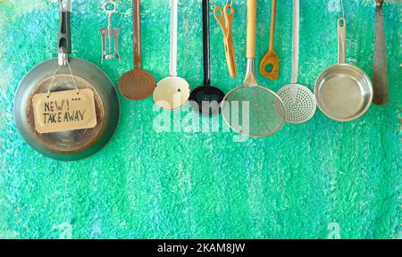 Verschiedene Restaurant Küchengeräte und Take Away Schild, Lieferservice, Essen und Trinken, Gastronomie Business-Konzept, kostenlose Kopiefläche Stockfoto