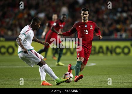 Portugals Mittelfeldspieler Andre Gomes (R) wetteiferte um den Ball mit Ungarns Spieler Paulo Vinicius (L) während des WM 2018-Qualifikationsspiels zwischen Portugal und Ungarn am 25. März 2017 in Lissabon. (Foto von Carlos Palma/NurPhoto) *** Bitte nutzen Sie die Gutschrift aus dem Kreditfeld *** Stockfoto