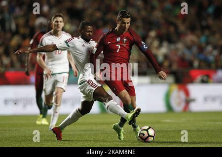 Portugals Stürmer Cristiano Ronaldo (R) wetteiferte um den Ball mit Ungarns Spieler Paulo Vinicius (L) während des WM 2018-Qualifikationsspiels zwischen Portugal und Ungarn am 25. März 2017 in Lissabon. (Foto von Carlos Palma/NurPhoto) *** Bitte nutzen Sie die Gutschrift aus dem Kreditfeld *** Stockfoto